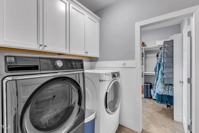 a view of a house with backyard and garden