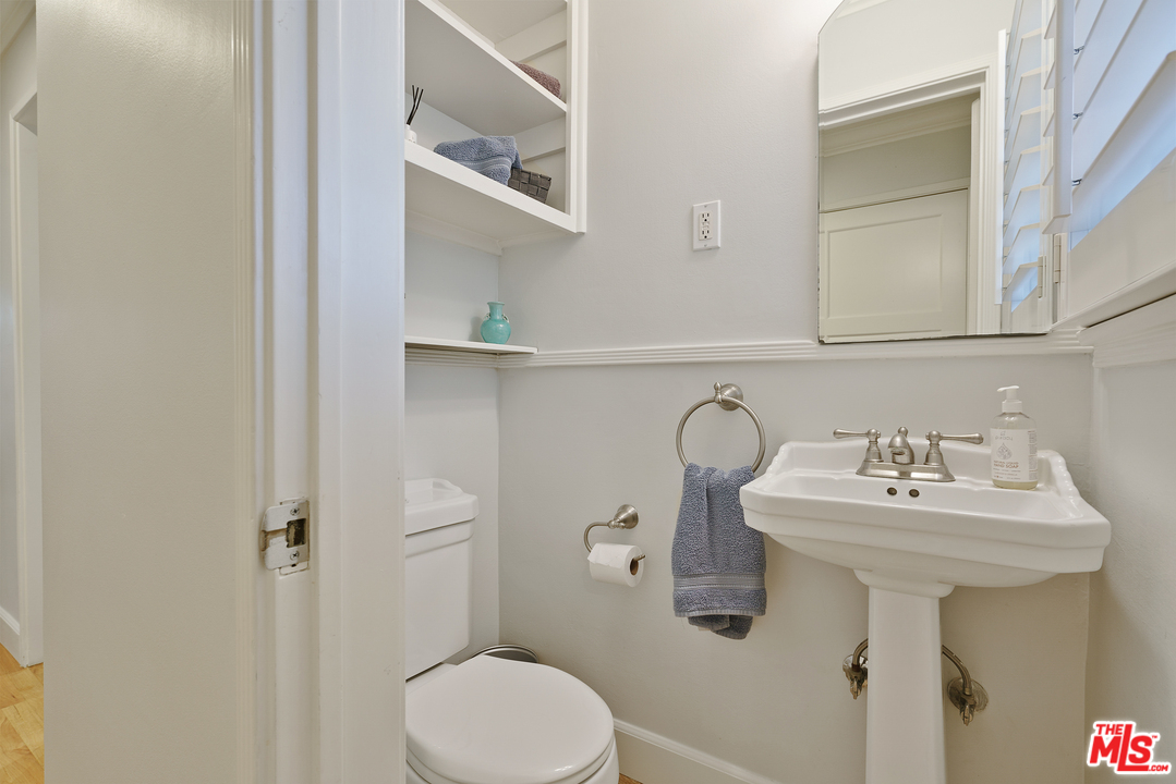 8006 Altavan Avenue Los Angeles, CA 90045 - Photo 17 of 40