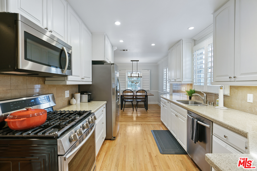 8006 Altavan Avenue Los Angeles, CA 90045 - Photo 6 of 40