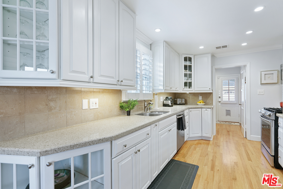 8006 Altavan Avenue Los Angeles, CA 90045 - Photo 7 of 40