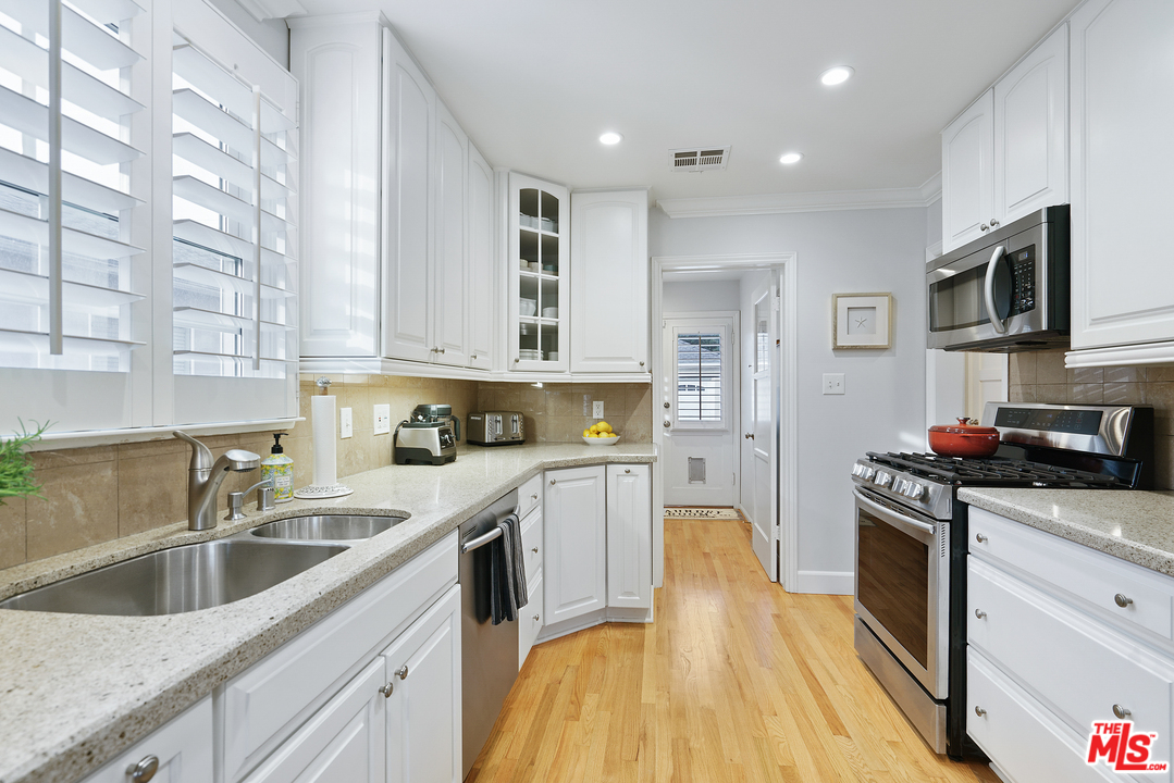 8006 Altavan Avenue Los Angeles, CA 90045 - Photo 8 of 40