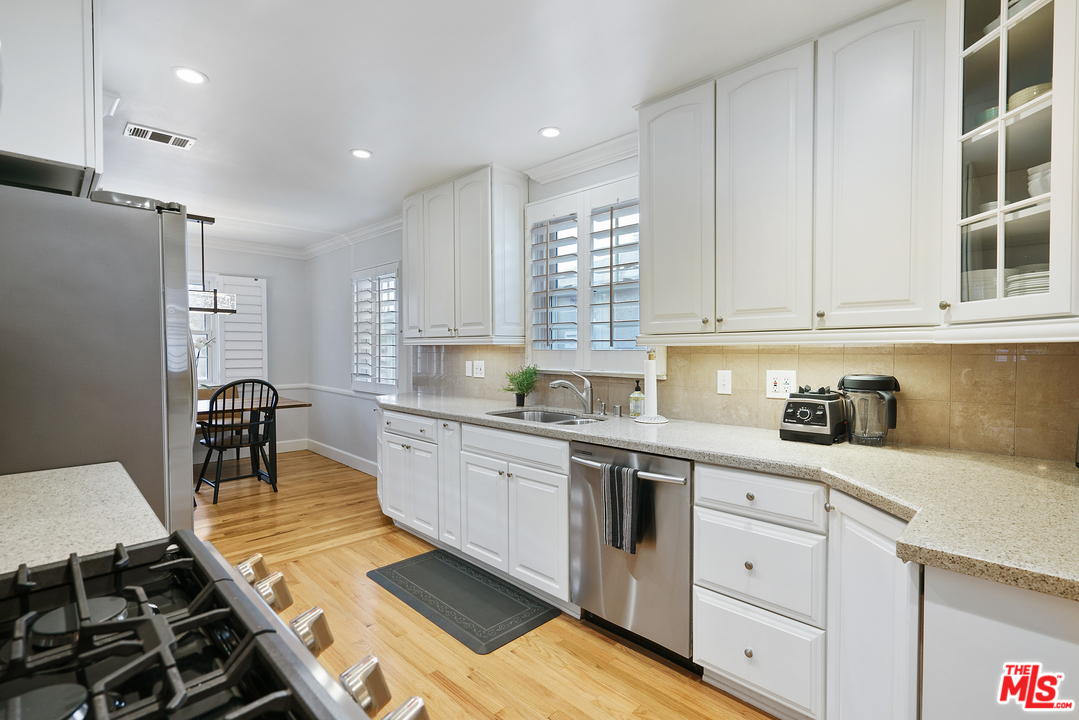 8006 Altavan Avenue Los Angeles, CA 90045 - Photo 9 of 40