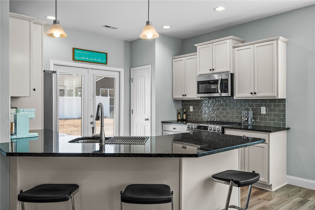 124 Inlet Pointe Drive Anderson, SC 29625 - Photo 16 of 50 Spotless kitchen!