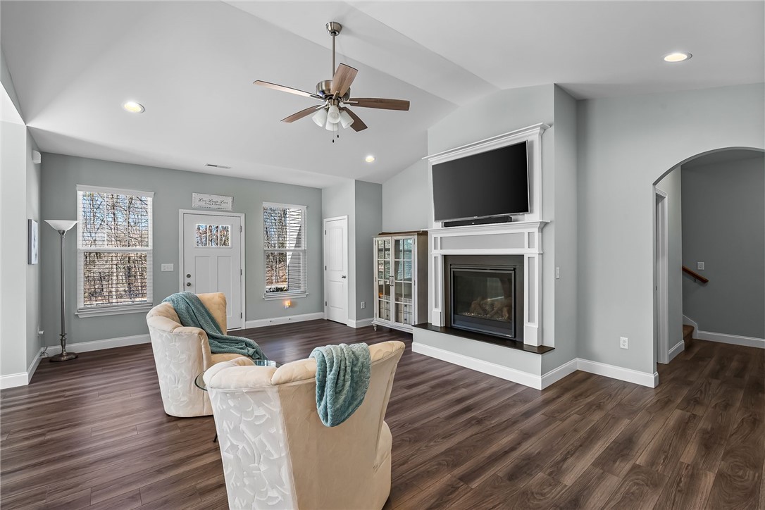 124 Inlet Pointe Drive Anderson, SC 29625 - Photo 8 of 50 Tranquil living area