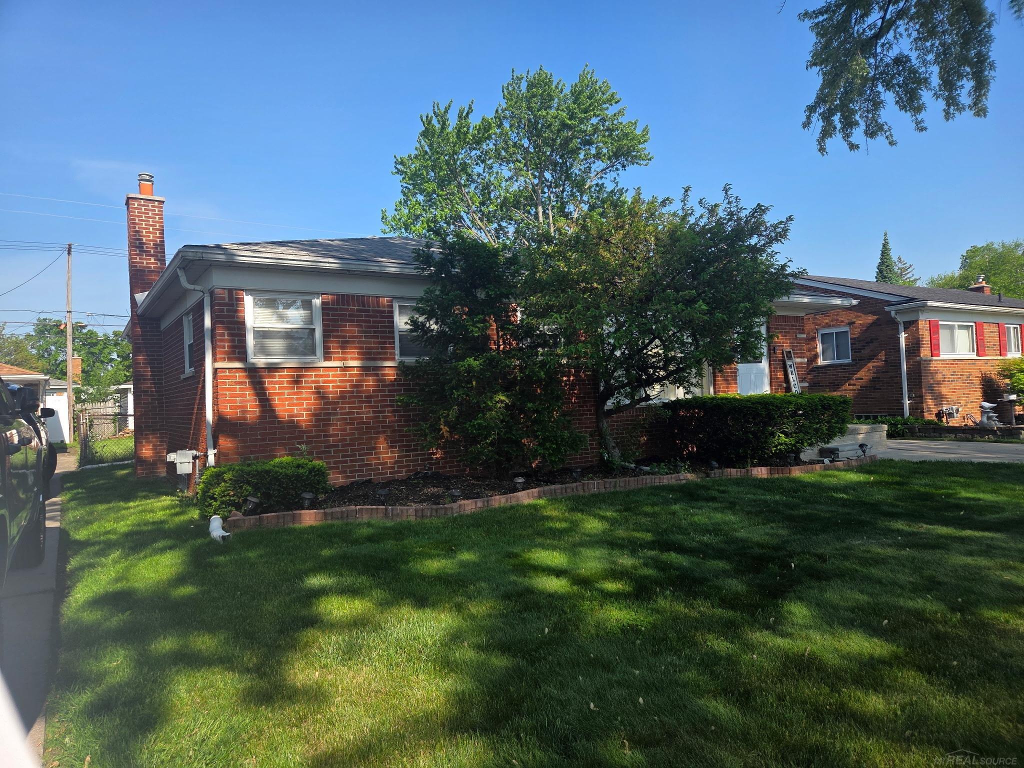 24645 Raven Avenue Eastpointe, MI 48021 - Photo 3 of 7 50213098-99e7d0d1-b3bd-48ad-819b-e55fa6f1390d.JPG