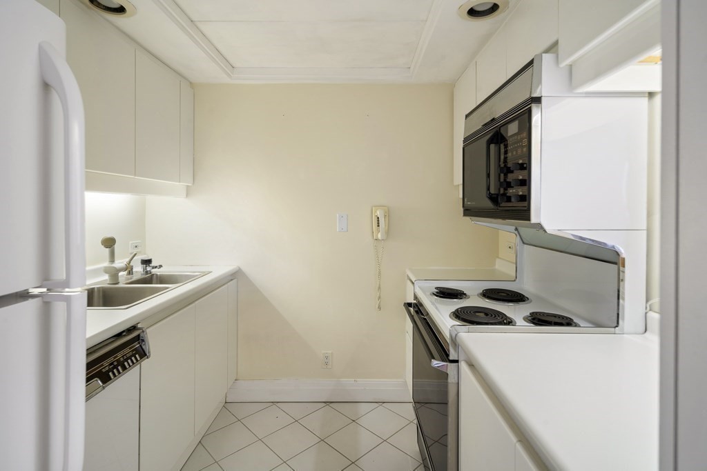 20 Rowes Wharf, Unit 503 Boston, MA 02110 - Photo 14 of 26 a utility room with dryer and washer