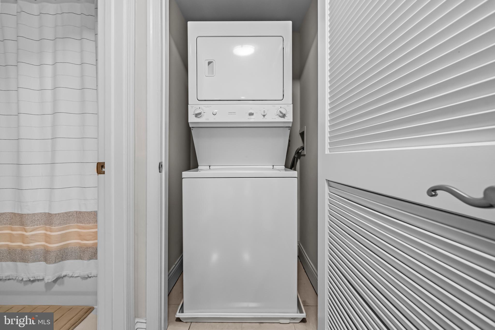 1111 Oronoco Street, Unit 326 Alexandria, VA 22314 - Photo 30 of 54 a bathroom with a sink and a mirror