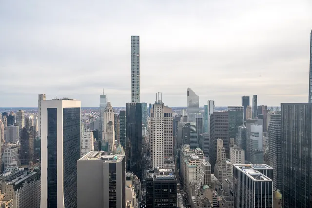 $2,990,000 | 150 West 56th Street, Unit 6101 | Theater District