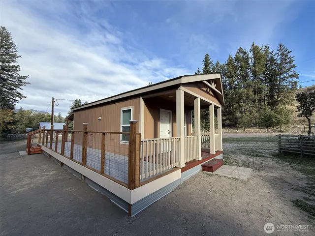 a view of a house with backyard and trees