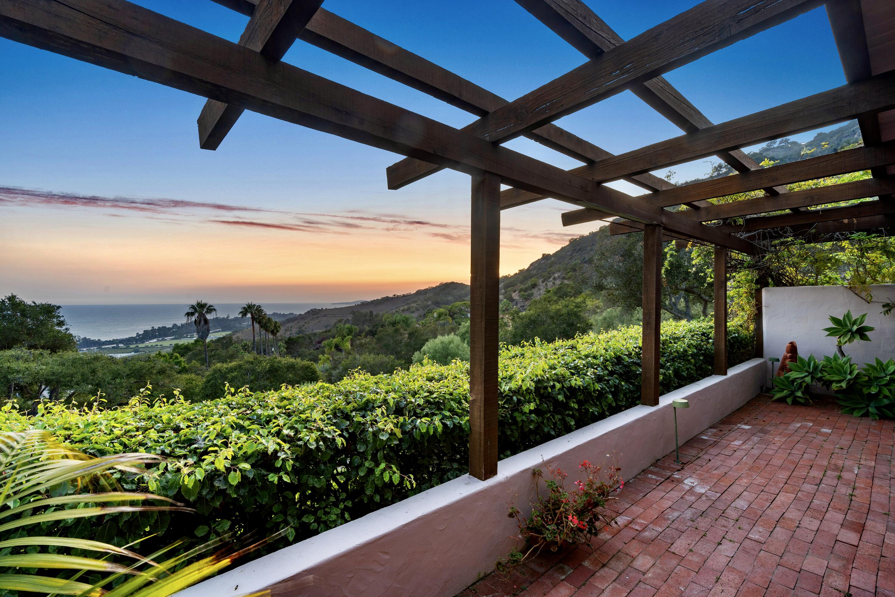 1986 Arriba Street Carpinteria, CA 93013 - Photo 14 of 27