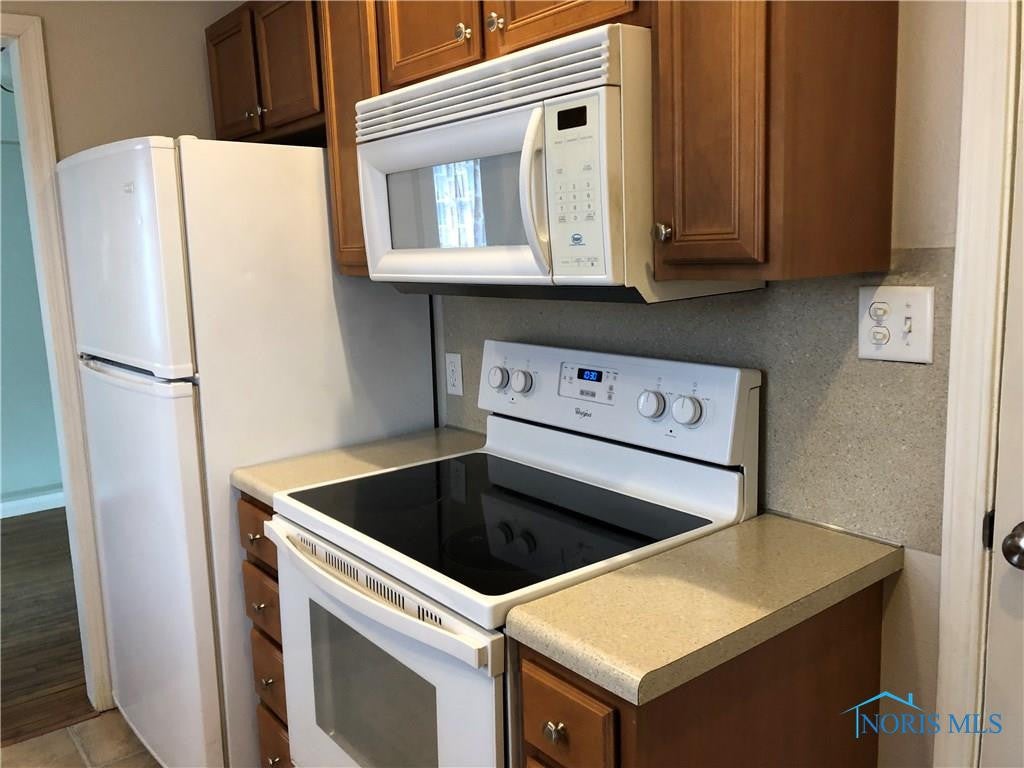 1027 Metcalf Road Toledo, OH 43615 - Photo 12 of 41 Appliances Stay