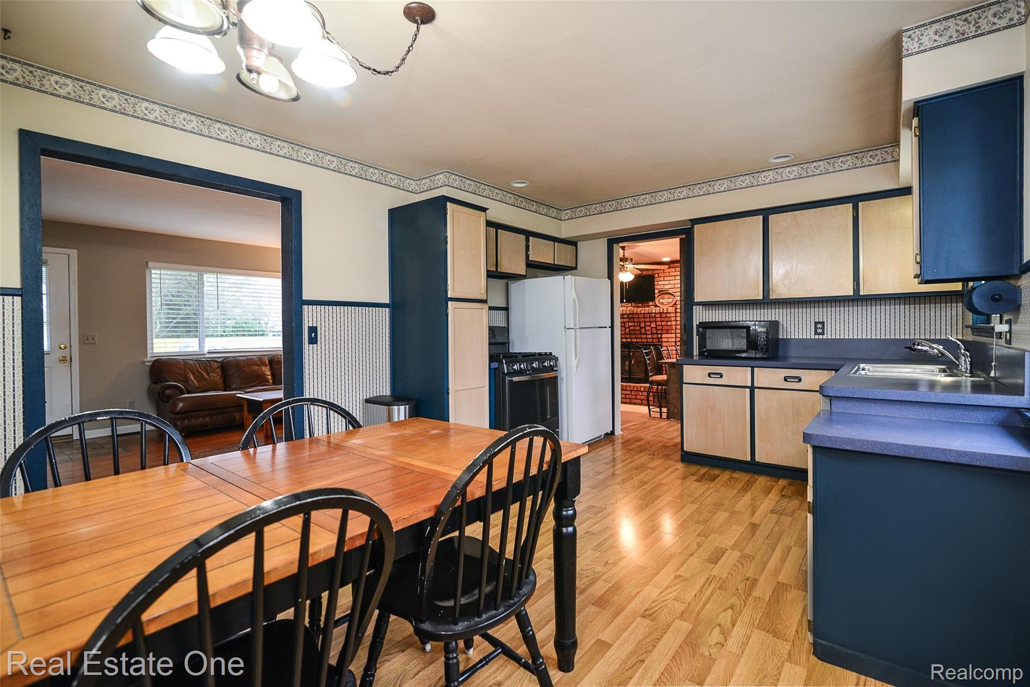 6920 Winans Lake Road Brighton, MI 48116 - Photo 14 of 28 Dining ~ Kitchen