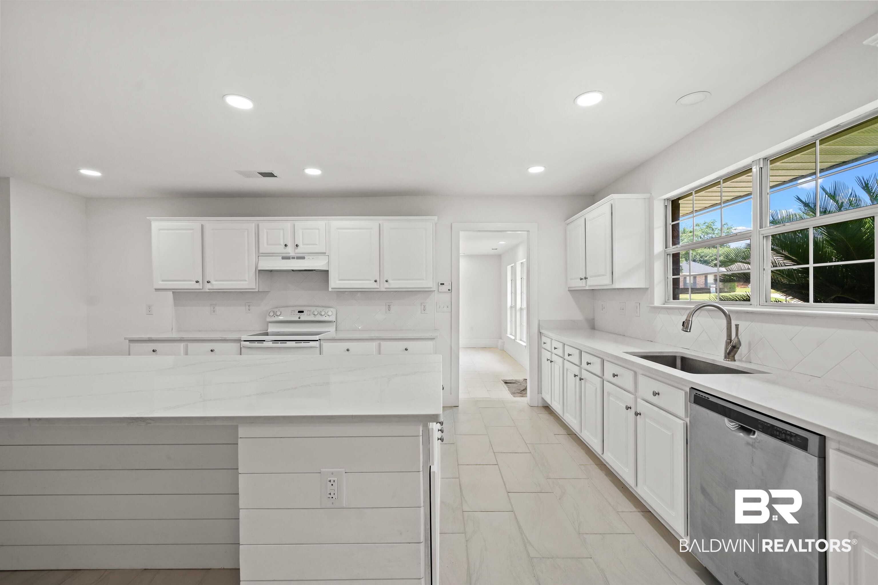 16362 Hamlet Lane Foley, AL 36535 - Photo 5 of 46 Kitchen area