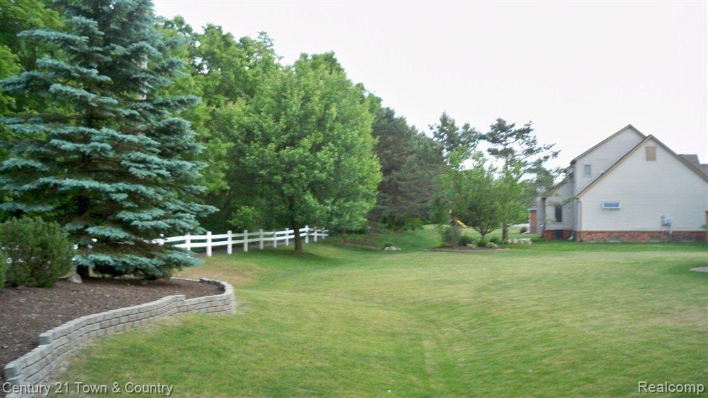 1311 Ridgeview Circle Lake Orion, MI 48362 - Photo 22 of 23 100_4632.JPG