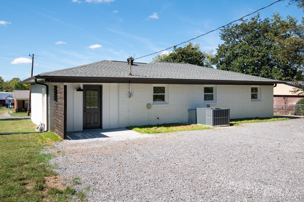 138 Barbara Avenue Gallatin, TN 37066 - Photo 28 of 33 a front view of house with yard and trees