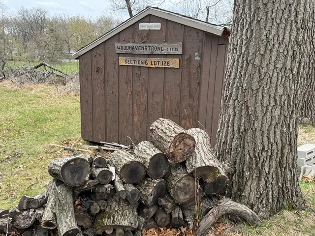 a view of a house with backyard