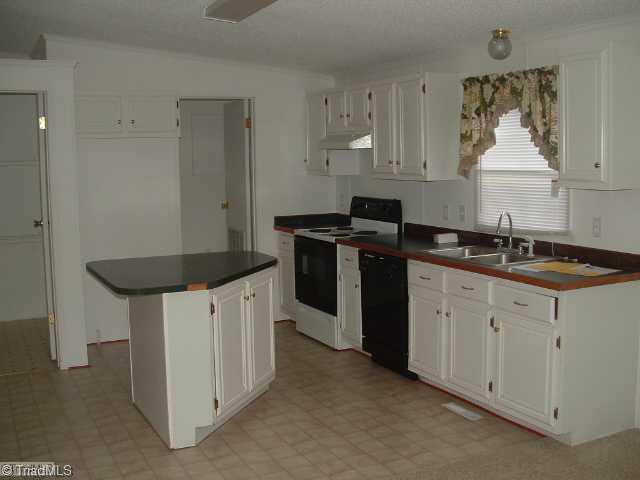 495 Wafford Road Lexington, NC 27292 - Photo 3 of 15 Kitchen.