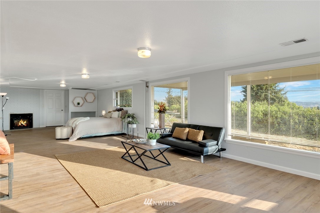 11409 Karshner Road East Edgewood, WA 98372 - Photo 10 of 28 a living room with furniture and a large window