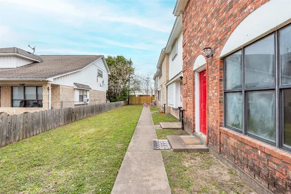 $1,350 | 3918 Mckinney Extension, Unit A, La Marque, TX 77568