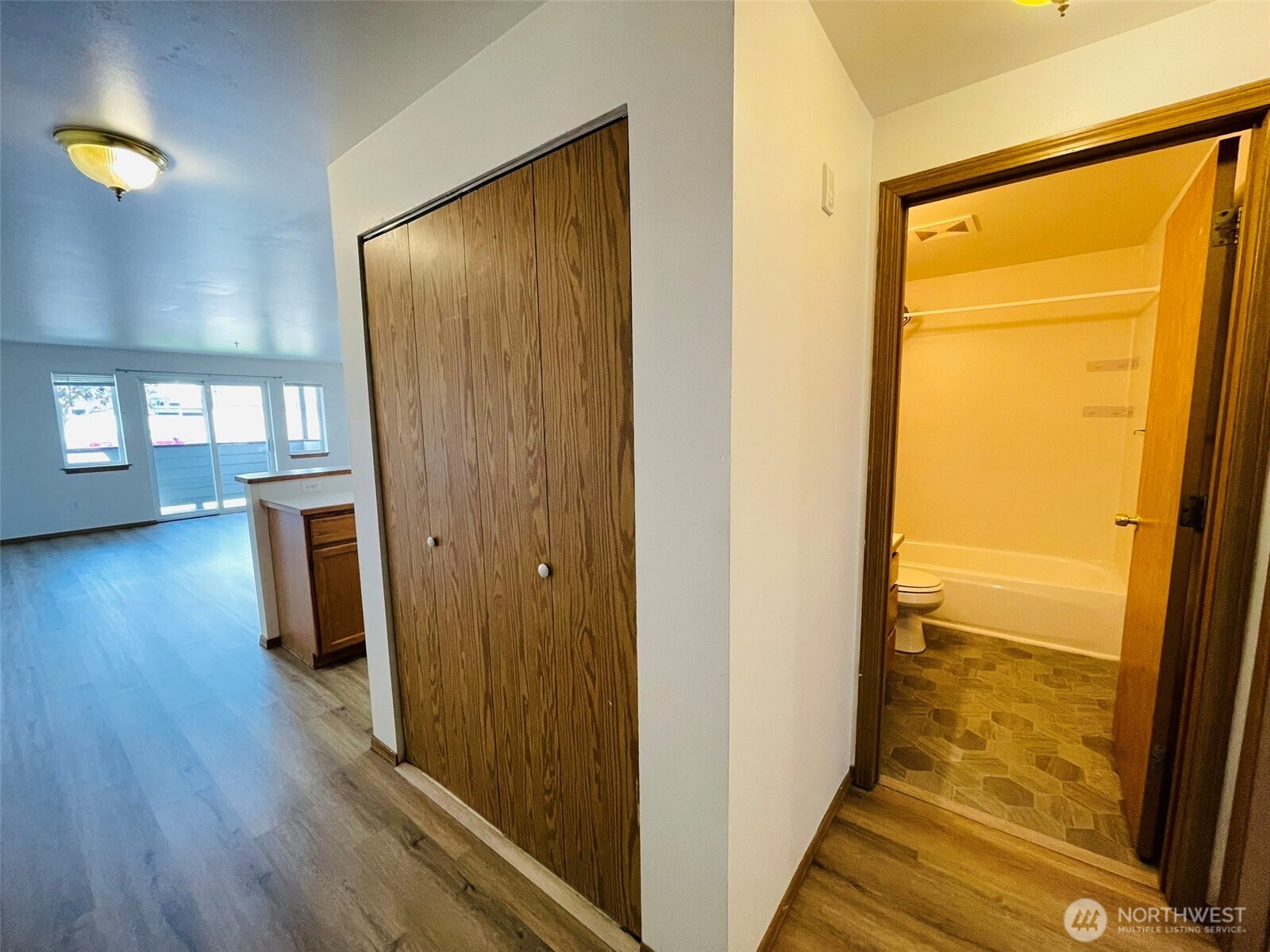 8830 Nesbit Avenue North Seattle, WA 98103 - Photo 13 of 32 a view of a hallway with wooden floor and windows