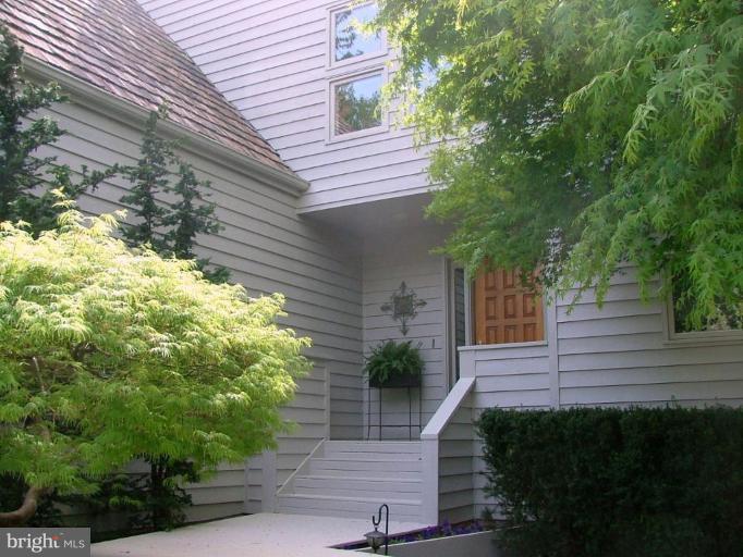 11591 Greenwich Point Road Reston, VA 20194 - Photo 2 of 30 a view of a backyard with plants