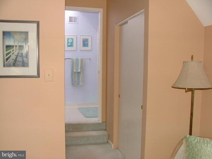 11591 Greenwich Point Road Reston, VA 20194 - Photo 13 of 30 a bathroom with a bathtub