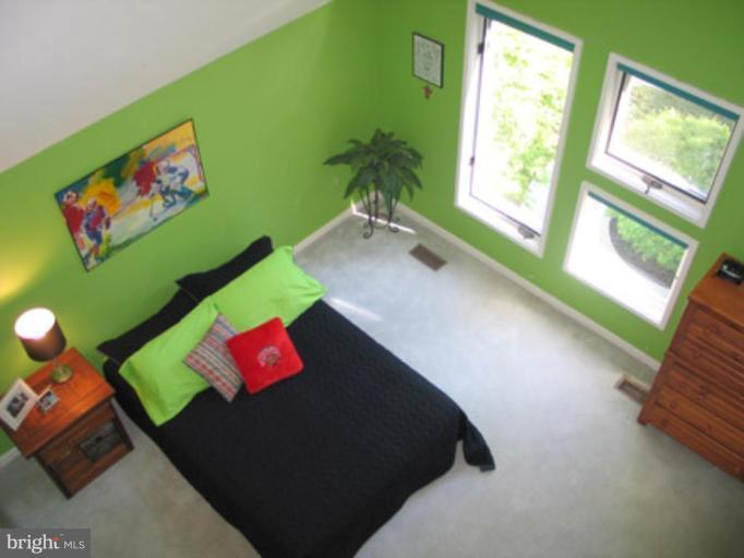 11591 Greenwich Point Road Reston, VA 20194 - Photo 14 of 30 a living room with a couch