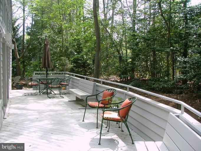 11591 Greenwich Point Road Reston, VA 20194 - Photo 20 of 30 a view of sitting area with furniture and trees