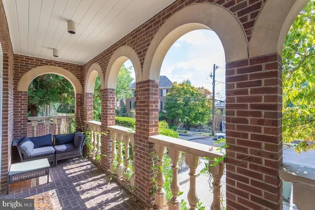 a view of a house with backyard and garden