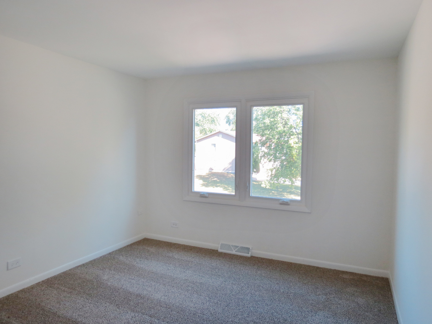 231 Charlotte Lane Bolingbrook, IL 60440 - Photo 21 of 37 an empty room with a window