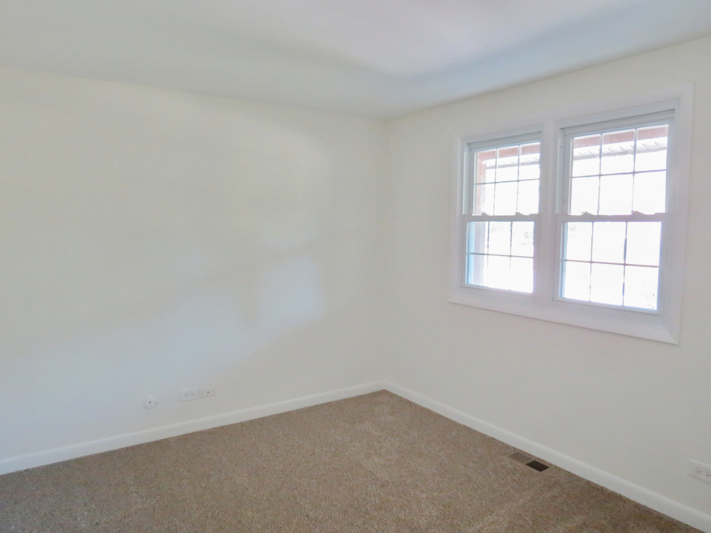 231 Charlotte Lane Bolingbrook, IL 60440 - Photo 23 of 37 an empty room with a window