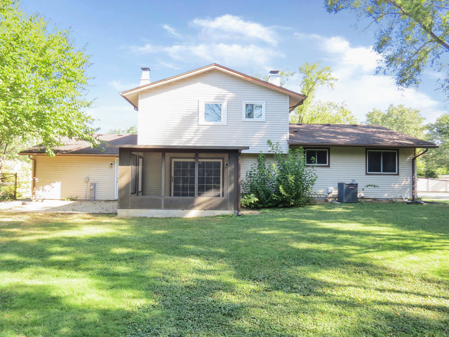 231 Charlotte Lane Bolingbrook, IL 60440 - Photo 37 of 37 a front view of a house with a garden