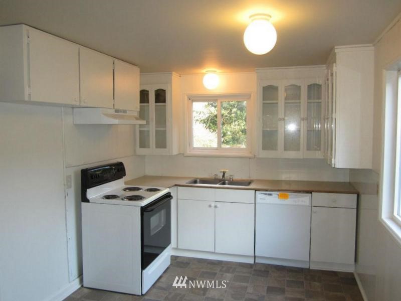 8640 18th Avenue Southwest Seattle, WA 98106 - Photo 2 of 10