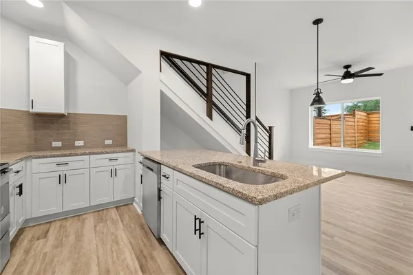 $1,695 | 21201 Portsmouth Cove, Unit 2, Lago Vista, TX 78645