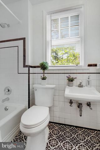 a view of a big room with closet