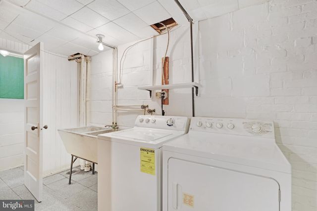 a view of a backyard with plants