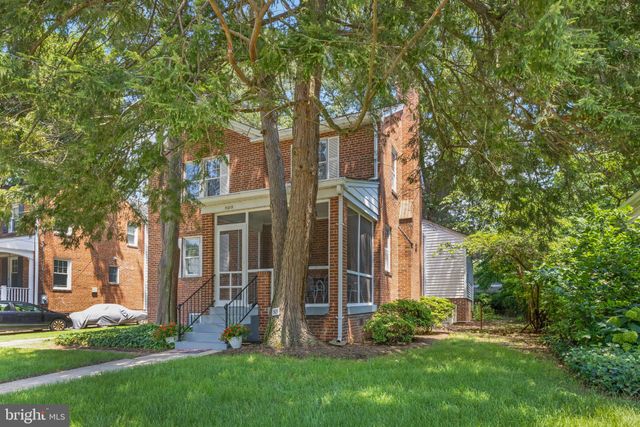 a view of a back yard