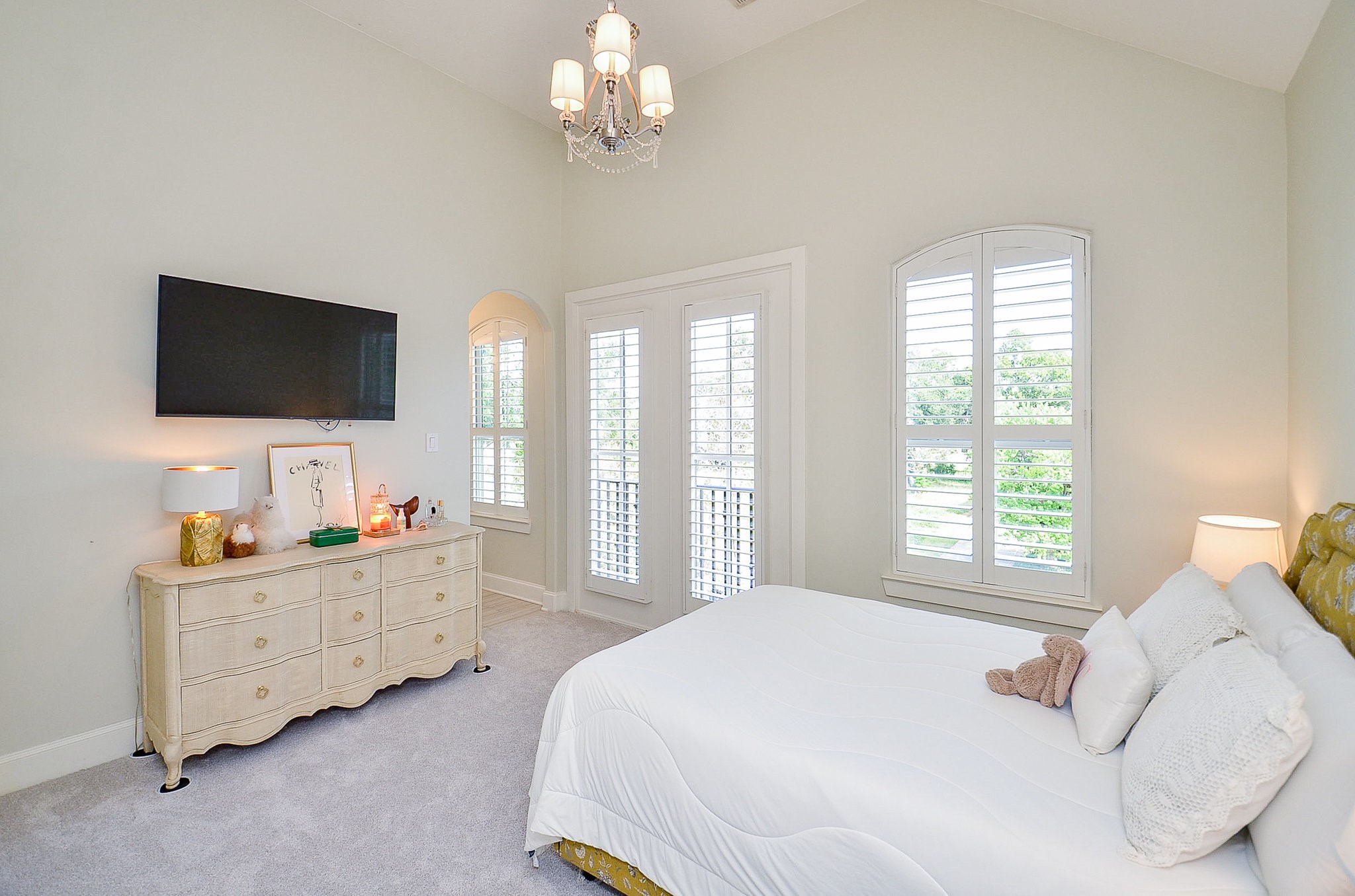 4625 Maple Street Bellaire, TX 77401 - Photo 37 of 47 a spacious bedroom with a bed and a flat screen tv