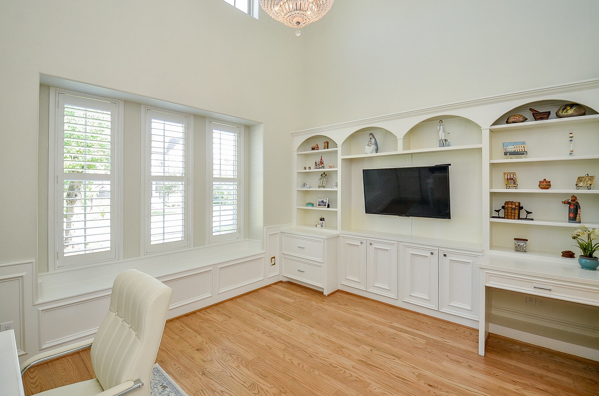 4625 Maple Street Bellaire, TX 77401 - Photo 7 of 47 a spacious bedroom with a bed and a flat screen tv