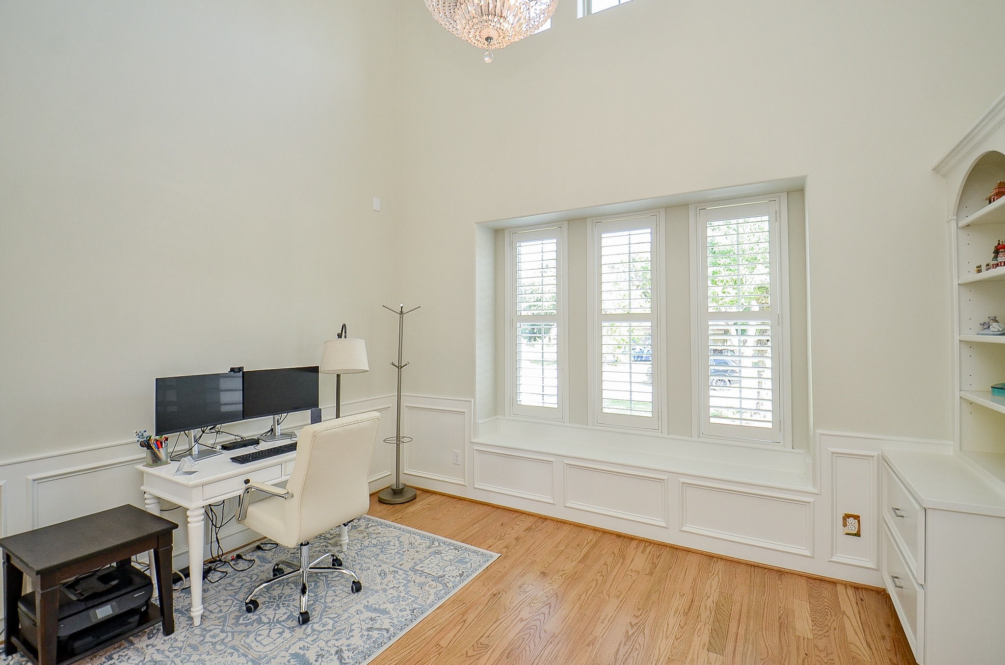 4625 Maple Street Bellaire, TX 77401 - Photo 8 of 47 a living room with furniture and a flat screen tv
