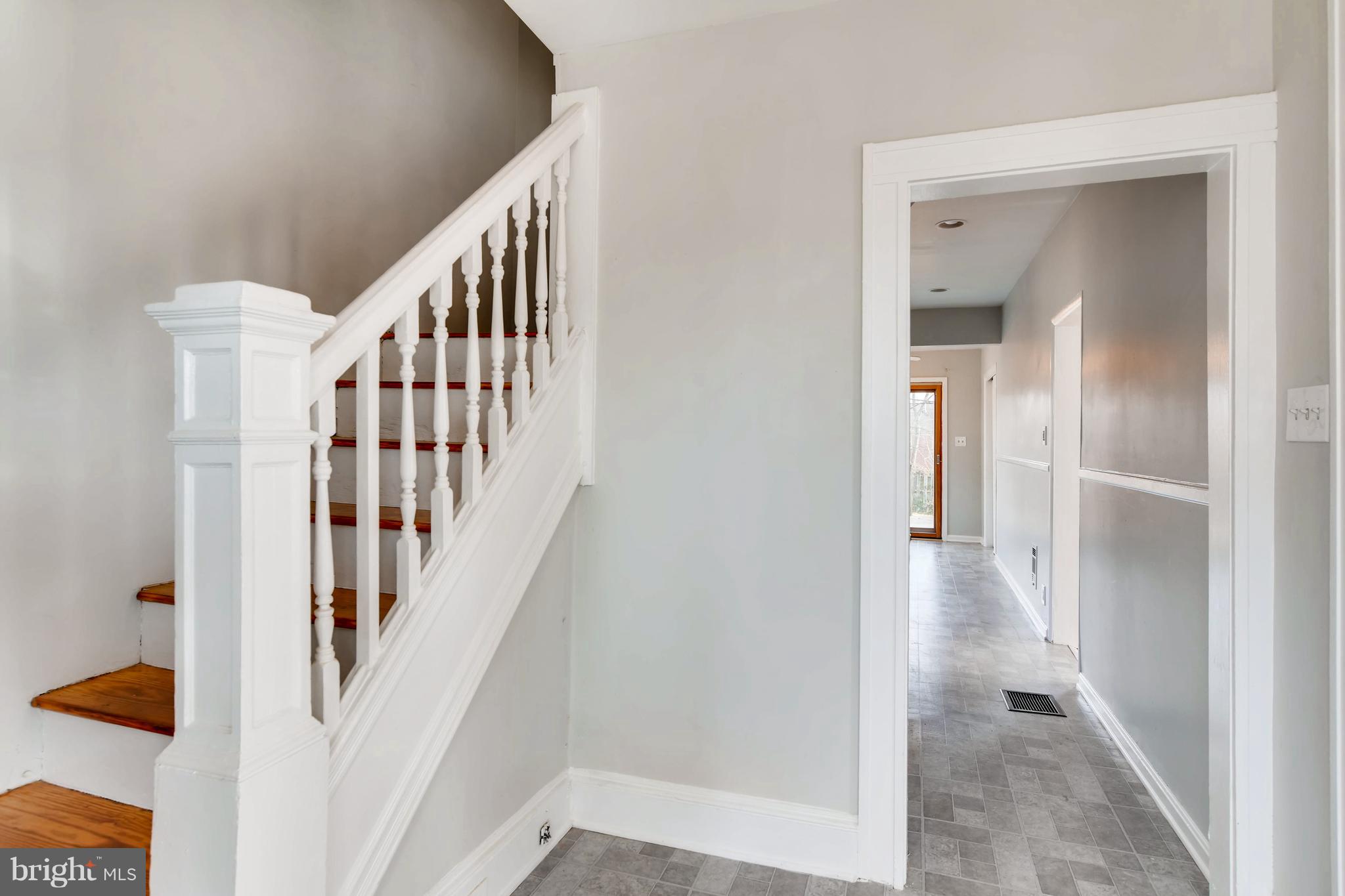 5507 Pilgrim Road Baltimore, MD 21214 - Photo 5 of 28 Foyer