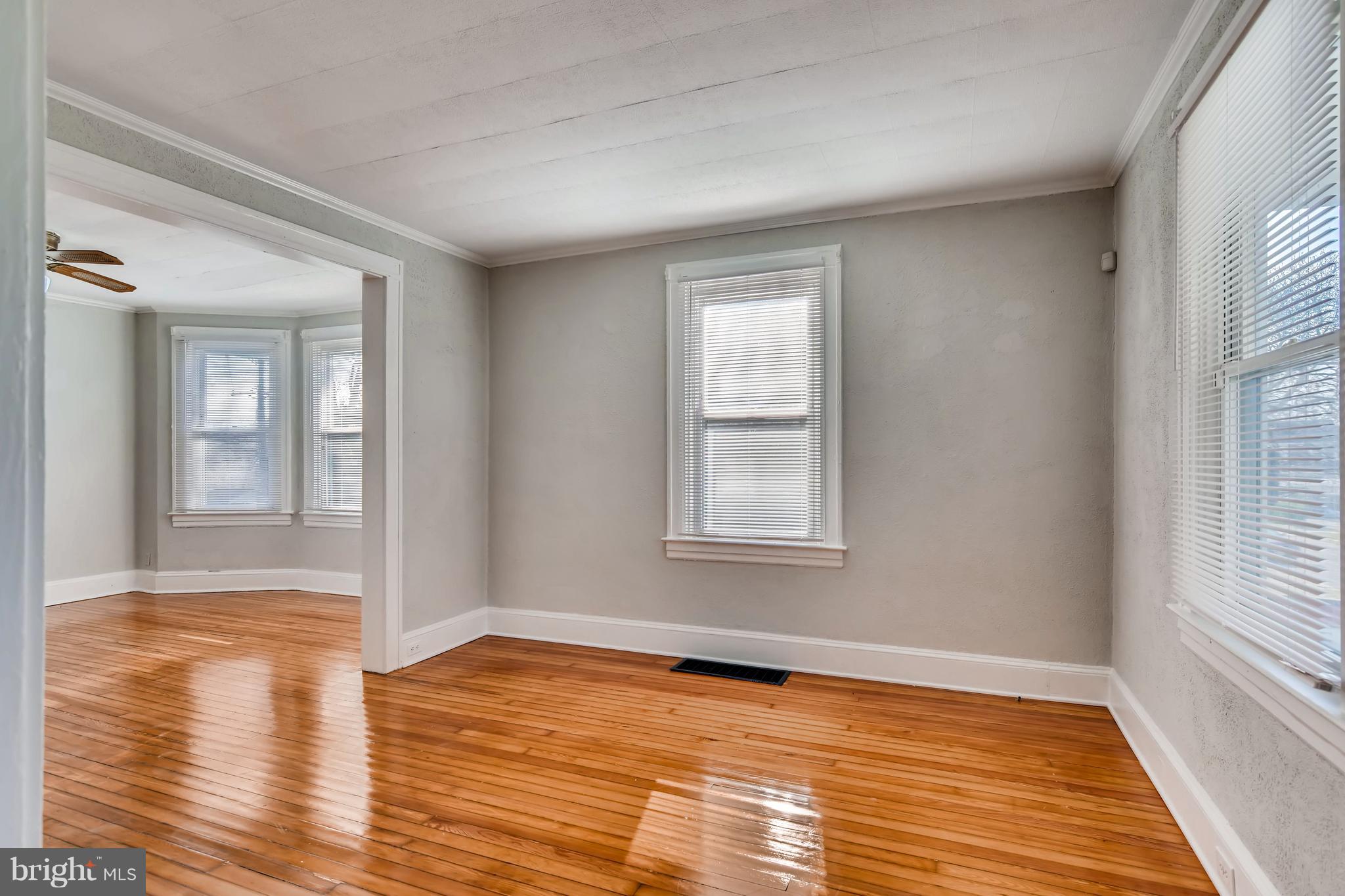 5507 Pilgrim Road Baltimore, MD 21214 - Photo 6 of 28 Living Room