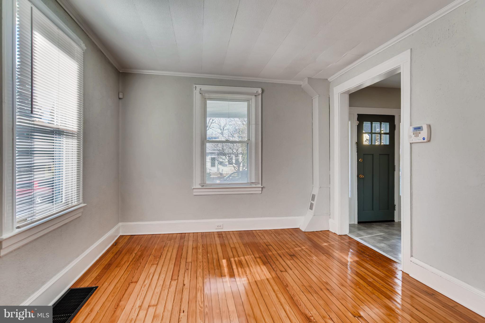 5507 Pilgrim Road Baltimore, MD 21214 - Photo 7 of 28 Living Room
