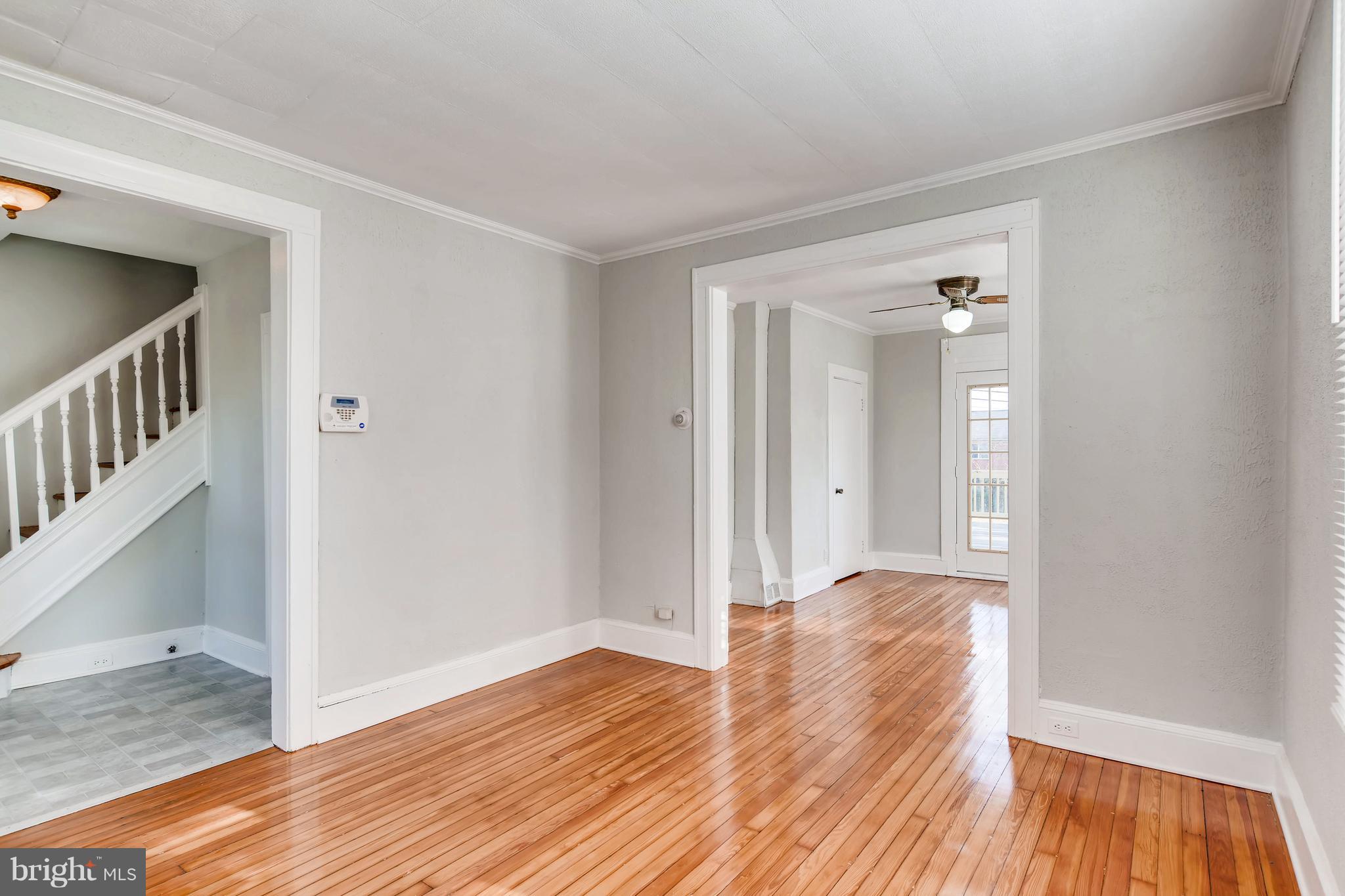 5507 Pilgrim Road Baltimore, MD 21214 - Photo 8 of 28 Living Room