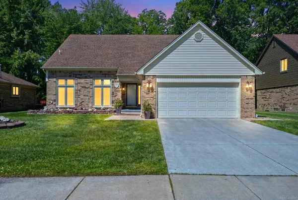 $550,000 | 40219 Denbigh Drive, Sterling Heights, MI 48310