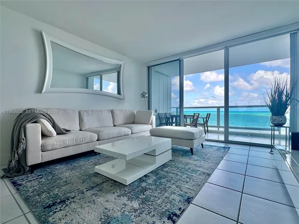 $4,900 | 5161 Collins Avenue, Unit 1017, Miami Beach, FL 33140