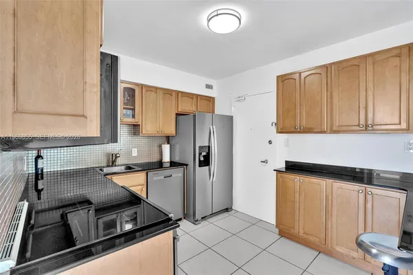 $4,900 | 5161 Collins Avenue, Unit 1017, Miami Beach, FL 33140