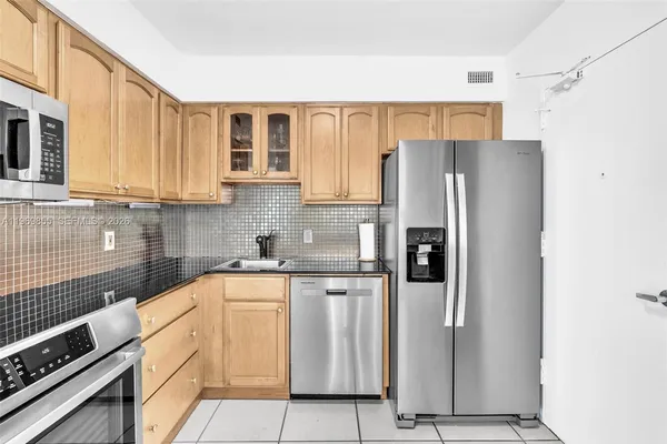 $4,900 | 5161 Collins Avenue, Unit 1017, Miami Beach, FL 33140