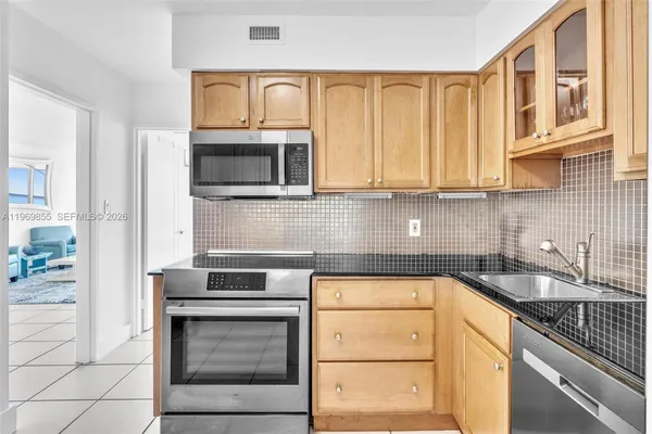 $4,900 | 5161 Collins Avenue, Unit 1017, Miami Beach, FL 33140