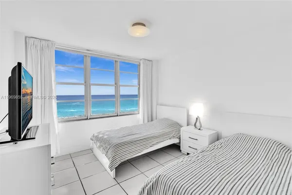 $4,900 | 5161 Collins Avenue, Unit 1017, Miami Beach, FL 33140